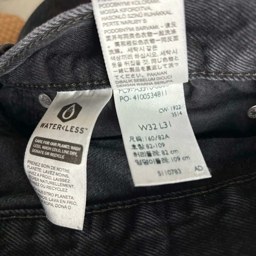 Levi's Straight Leg Jeans in Washed Black